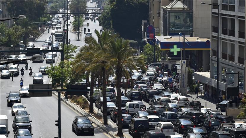 Pengemudi mengantre di luar SPBU di tengah kekurangan bahan bakar di Beirut, Lebanon. 