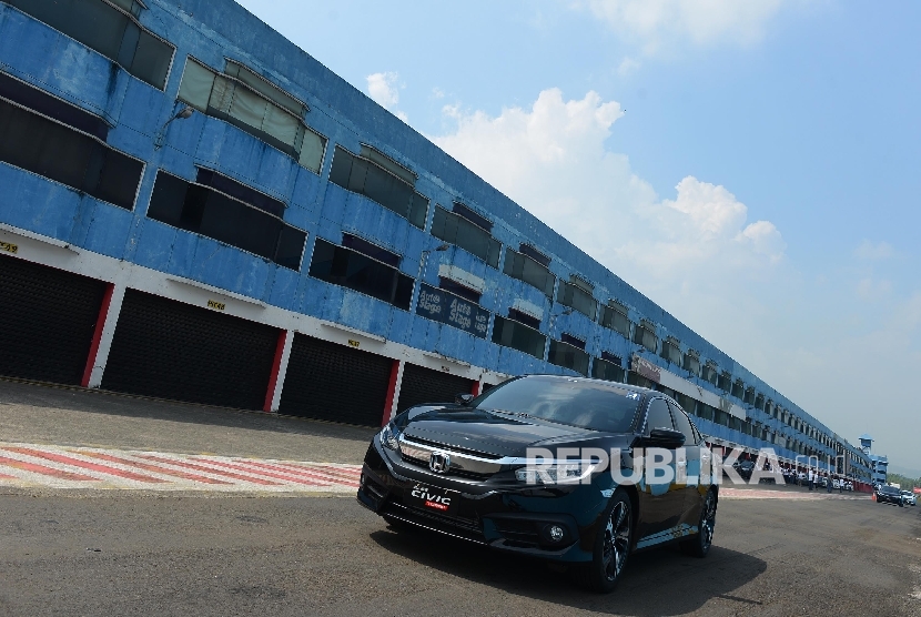 Pengemudi mengendarai mobil All New Honda City saat melakukan turbo media tes drive di Sirkuit Sentul, Bogor, Jawa Barat, Selasa (24/5)