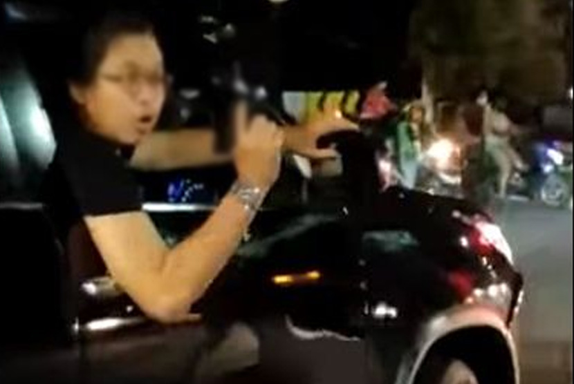 Pengemudi mobil mengacungkan pistol di depan pengendara motor di Duren Sawit, Jakarta Timur viral di media sosial.