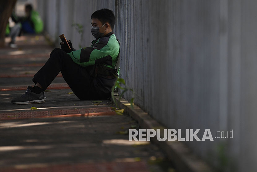 Pengemudi ojek daring menunggu orderan di kawasan Tanah Kusir, Jakarta, Jumat (7/4/2020). 