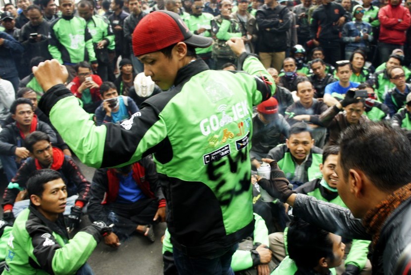 Pengemudi ojek online atau GoJek berunjukrasa di depan Balai Kota Bandung, Jawa Barat, Selasa (1/12).