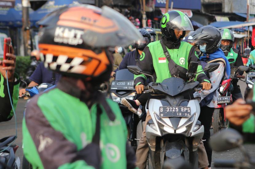Pengemudi ojek online membawa penumpang di depan Stasiun Tangerang, Kota Tangerang. Kementerian Perhubungan (Kemenhub) resmi mengumumkan kenaikan tarif ojek online (ojol) hari ini (7/9/2022). Penetapan tersebut dilakukan menyusul adanya kenaikan harga bahan bakar minyak (BBM).
