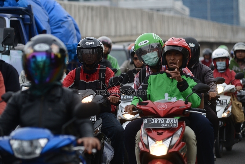  Pengemudi ojek online membawa penumpang saat melintasi Kawasan Kota Kasablanka, Jakarta Selatan, Jumat (18/12).