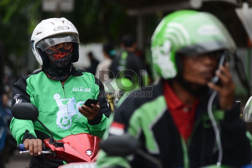 Pengemudi ojek online menunggu penumpang di Kawasan Kota Kasablanka, Jakarta Selatan, Jumat (18/12).