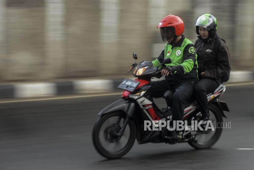 Pengemudi ojek online saat membawa penumpang di kawasan Tebet, Jakarta.