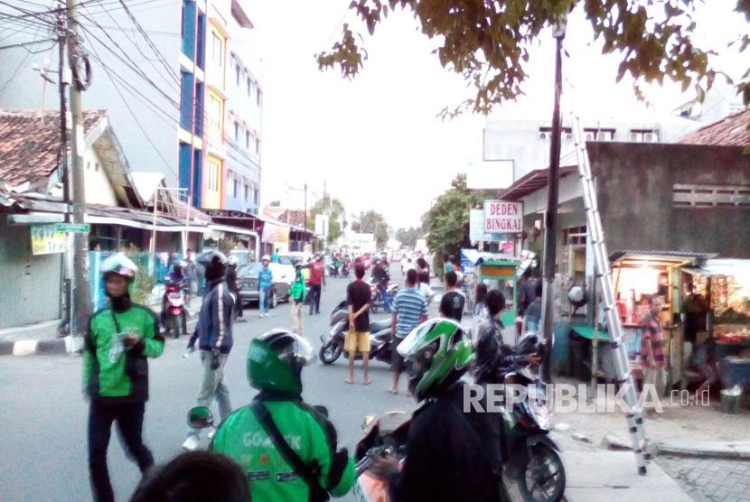 Suasana bentrok antara pengemudi ojek online dengan supir angkot di Jalan MT Haryono Kelurahan Suka Sari, Tangerang.