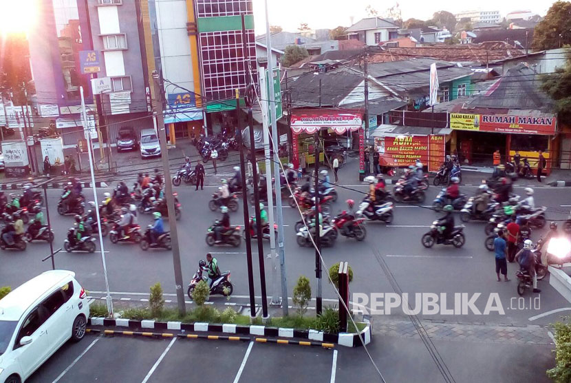 Pengemudi ojek online serang supir angkot di Jalan MT Haryono Kelurahan Suka Sari, Tangerang. Pecahan kaca angkot dan helm berserakan di lokasi kejadian, Rabu (8/3).