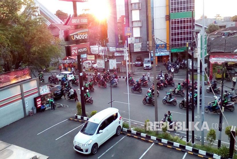 Pengemudi ojek online serang supir angkot di Jalan MT Haryono Kelurahan Suka Sari, Tangerang. Pecahan kaca angkot dan helm berserakan di lokasi kejadian, Rabu (8/3).