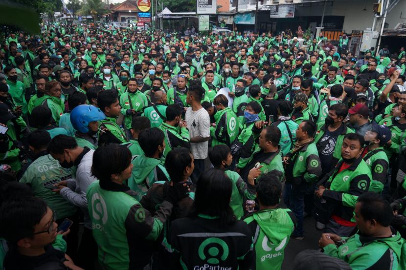 Pengemudi ojek online yang tergabung dalam Paguyuban Gojek Driver Jogjakarta (Pagodja) melakukan aksi damai di depan kantor Gojek, Umbulharjo, Yogyakarta, Kamis (24/3/2022). (Ilustrasi)