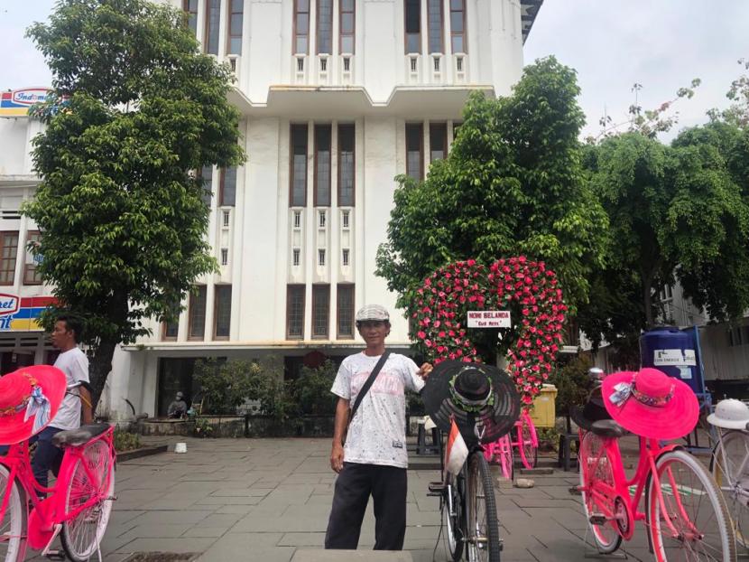 Cepi (51 tahun), yang menyewakan sepeda ontel di kawasan Kota Tua, Jakarta Barat.