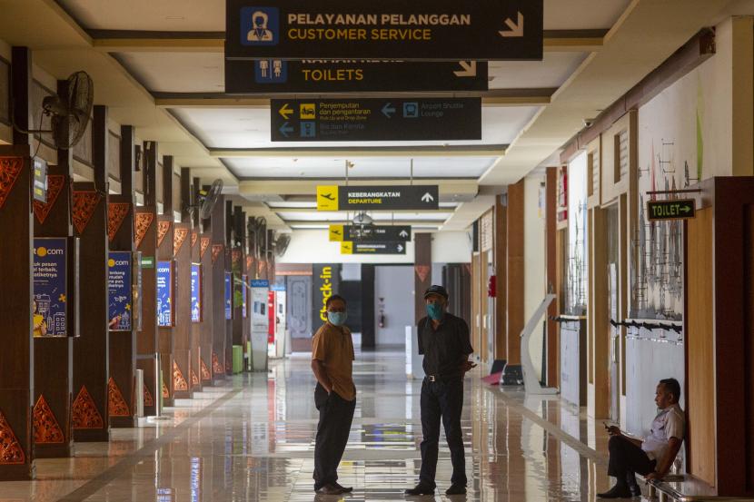 Pengemudi taksi berada di lobi Bandara Adisutjipto yang tutup di Maguwo, Sleman, DI Yogyakarta, Jumat (24/4/2020). Pemerintah menghentikan sementara seluruh aktivitas penerbangan komersial dalam dan luar negeri dari tanggal 24 April hingga 1 Juni 2020 untuk pengendalian transportasi selama masa mudik Lebaran sebagai upaya mencegah penyebaran COVID-19.