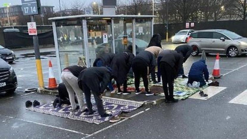 Pengemudi taksi mini (minicab) Muslim yang bekerja di Bandara Heathrow di London, Inggris merasa terhina setelah terpaksa sholat di tempat parkir sebuah halte bus. 