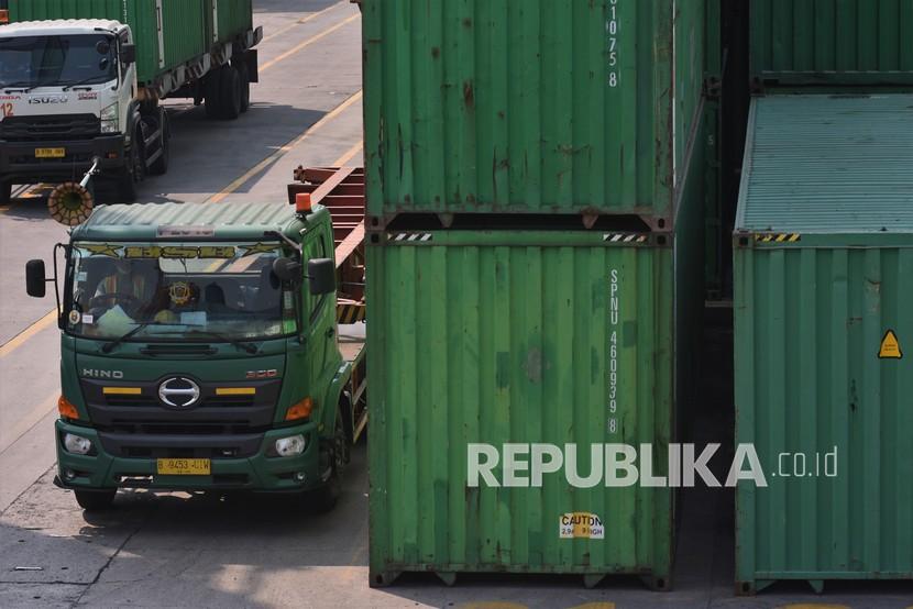 Pengemudi truk kontainer menunggu waktu bongkar muat peti kemas di Pelabuhan Tanjung Priok, Jakarta (ilustrasi). IPC TPK mengkampanyekan savety driving di Pelabuhan Tanjung Priok.