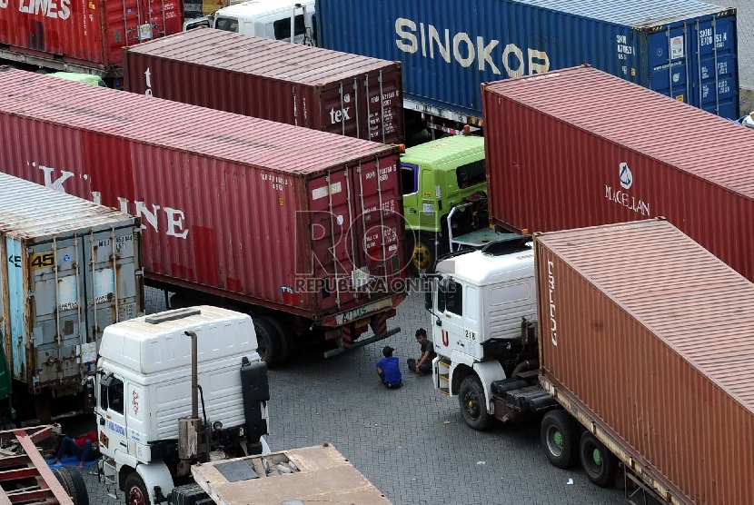 Pengemudi truk peti kemas saat menunggu antre di gerbang Jakarta International Container Terminal (JICT), Tanjung Priok, Jakarta, Selasa (28/7).