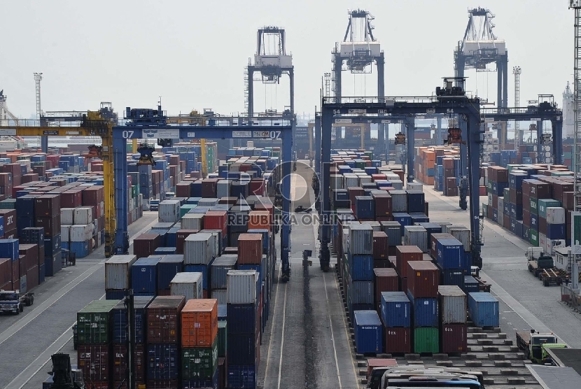  Puluhan truk peti kemas antre di gerbang Jakarta International Container Terminal (JICT), Tanjung Priok, Jakarta, Selasa (28/7).