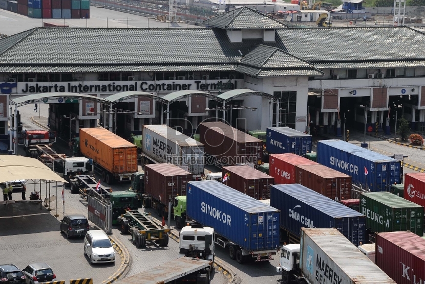 Puluhan truk peti kemas antre di gerbang Jakarta International Container Terminal (JICT), Tanjung Priok, Jakarta, Selasa (28/7).