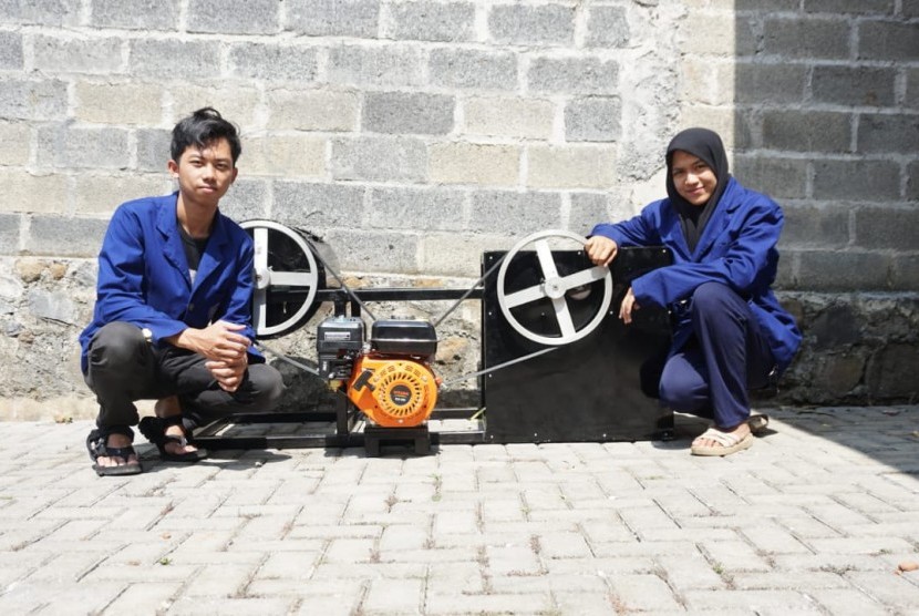 Pengenalan Automatic Flash Machine Maker of Emping (Amping) ciptaan mahasiswa-mahasiswa Fakultas Teknik Universitas Negeri Yogyakarta (UNY).
