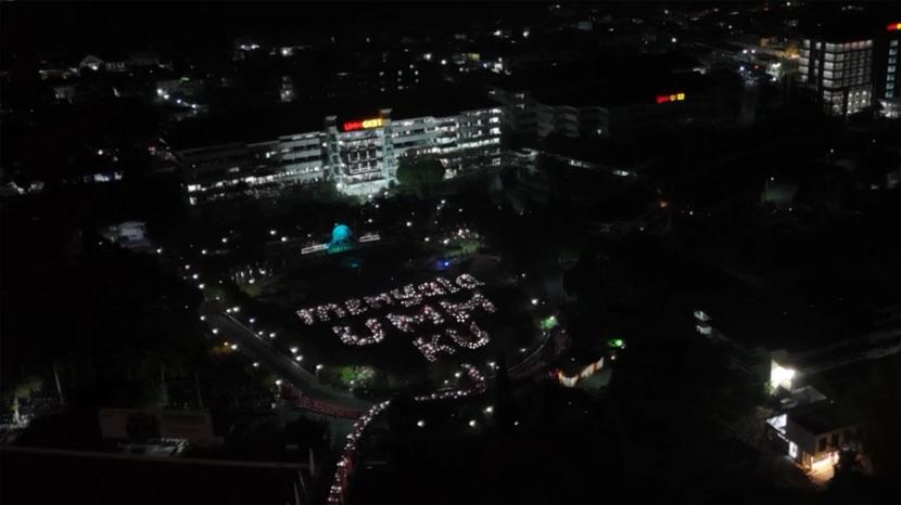 Pengenalan Studi Mahasiswa Baru (Pesmaba) Universitas Muhammadiyah Malang (UMM) 2024 yang dimulai pada 9 September 2024 menyuguhkan berbagai hal menarik mulai dari atraksi flying board di danau UMM, berbagai macam formasi flashlight, hingga pengibaran enam bendara oleh tim flying fox.