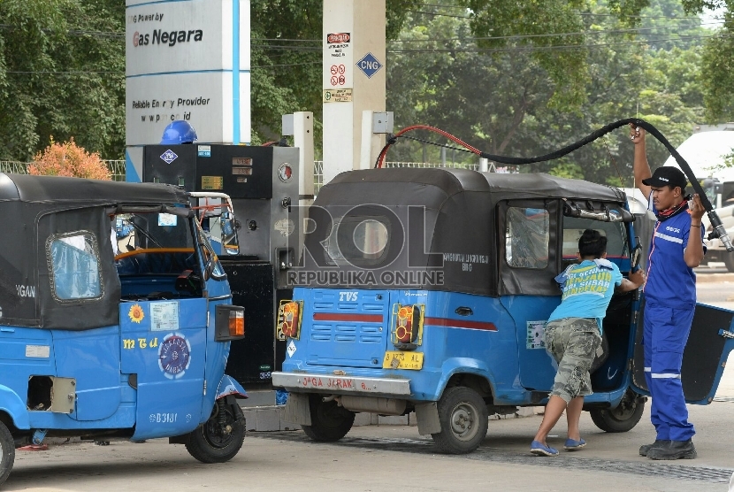 Pengendara Bajaj mengantre untuk mengisi bahan bakar gas (BBG) di salah satu Stasiun Pengisian Gas, Jakarta, Rabu (25/2).