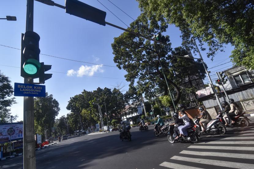 Pengendara berjalan mengikuti isyarat lampu lalu lintas. Direktorat Lalu Lintas Polda Jawa Tengah menyiapkan mekanisme tilang 