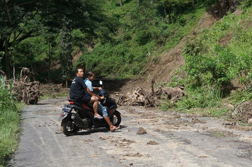 Pengendara berputar arah karena jalanan tertutup longsor di jalur selingkar Waduk Wonorejo, Tulungagung, Jawa Timur. (ilustrasi)