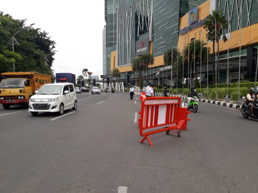 Pengendara kendaraan bermotor menjalani pemeriksaan ketat di pintu masuk Kota Surabaya, tepatnya di perbatasan Sidoarjo-Surabaya, Selasa (28/4). Pemeriksaan dilakukan setelah diterapkannya Pembatasan Sosial Berskala Besar (PSBB) dalam upaya menekan penularan Covid-19