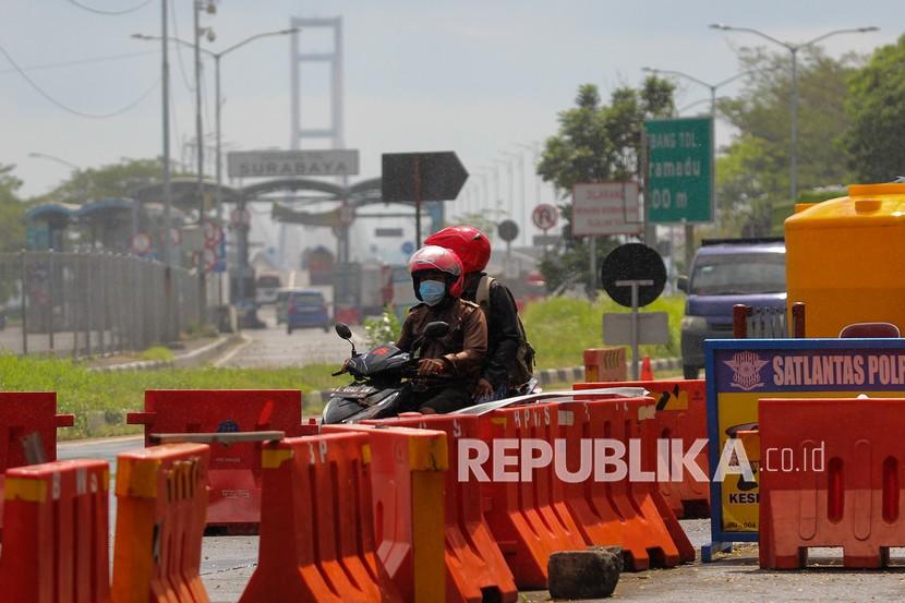 Pengendara kendaraan melintas di pos penyekatan dan tes Antigen di akses keluar Jembatan Suramadu, Surabaya, Jawa Timur, Rabu (23/6/2021). Pos penyekatan dan tes Antigen di Jembatan Suramadu sisi Surabaya maupun Bangkalan, Madura ditiadakan dan masyarakat diwajibkan membawa dokumen Surat Izin Keluar Masuk (SIKM) jika melintas di Jembatan Suramadu. 