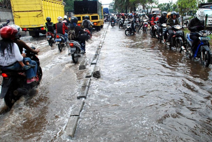 Pengendara kendaraan terjebak kemacetan akibat genangan air banjir di jalan Daan Mogot,Jakarta, Rabu (4/4). (Foto: Agung Fatma Putra)
