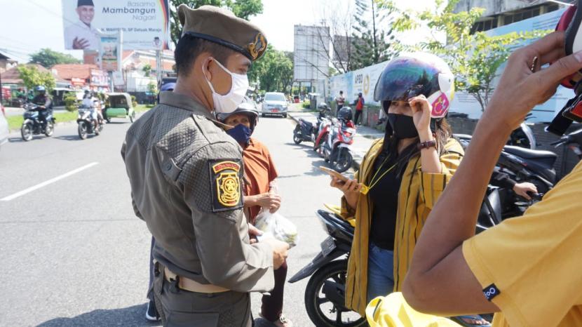 Pengendara masuk Kota Padang diberhentikan di hari pertama PSBB Sumbar, Rabu (22/4)| 