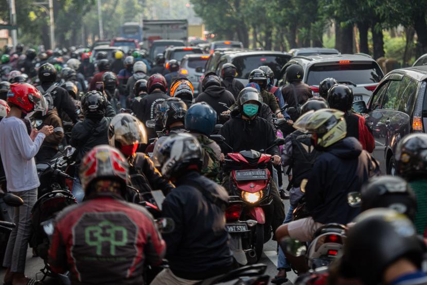 Pengendara melawan arah saat terjebak kemacetan saat melewati posko penyekatan PPKM Darurat di Jalan Lenteng Agung, Jakarta Selatan.