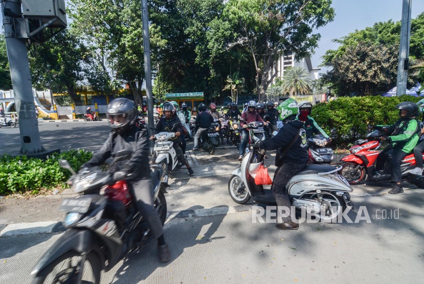 Pengendara Melawan Arus. Sejumlah kendaraan bermotor melawan arus akibat penutupan di Jalan Pintu Air, Jakarta Pusat, Selasa (18/6). 