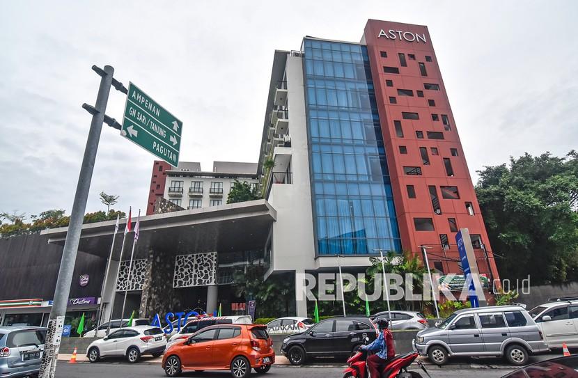 Pengendara melintas dekat bangunan salah satu hotel berbintang di Kota Mataram, NTB, Senin (17/1/2022). Menurut data Asosiasi Hotel Mataram (AHM) bahwa 90 persen kamar hotel berbintang di Kota Mataram sudah dipesan oleh wisatawan tiga bulan menjelang perhelatan MotoGP. 