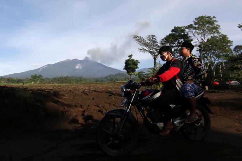 Gunung Raung mengeluarkan abu vulkanik di Songgon, Banyuwangi, Jawa Timur, Ahad (14/2/2021). 