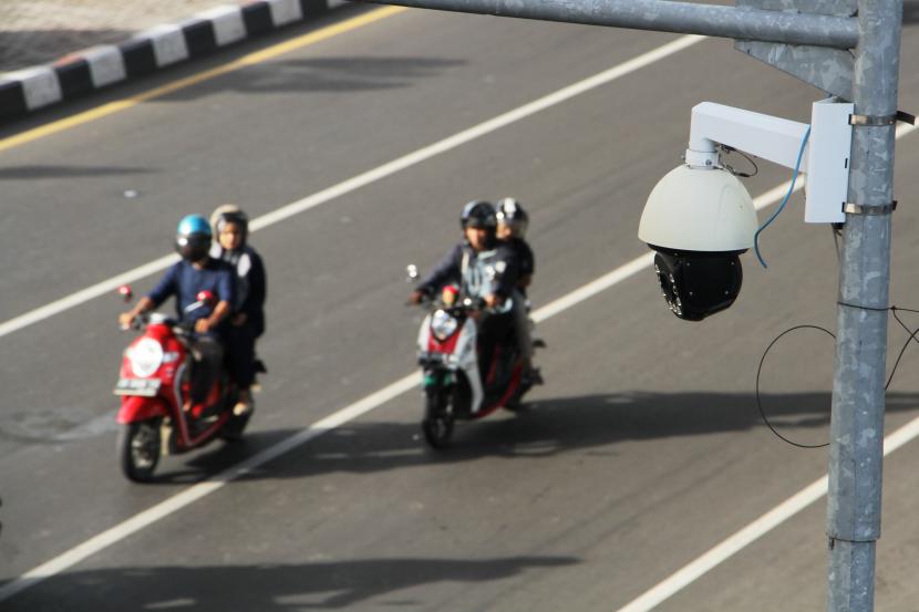 Pengendara melintas di bawah kamera CCTV (Closed Circuit Television) di salah satu ruas jalan di Makassar, Sulawesi Selatan, Sabtu (28/5/2022). Ogan Komering Ulu Berlakukan Tilang Elektronik Januari 2023