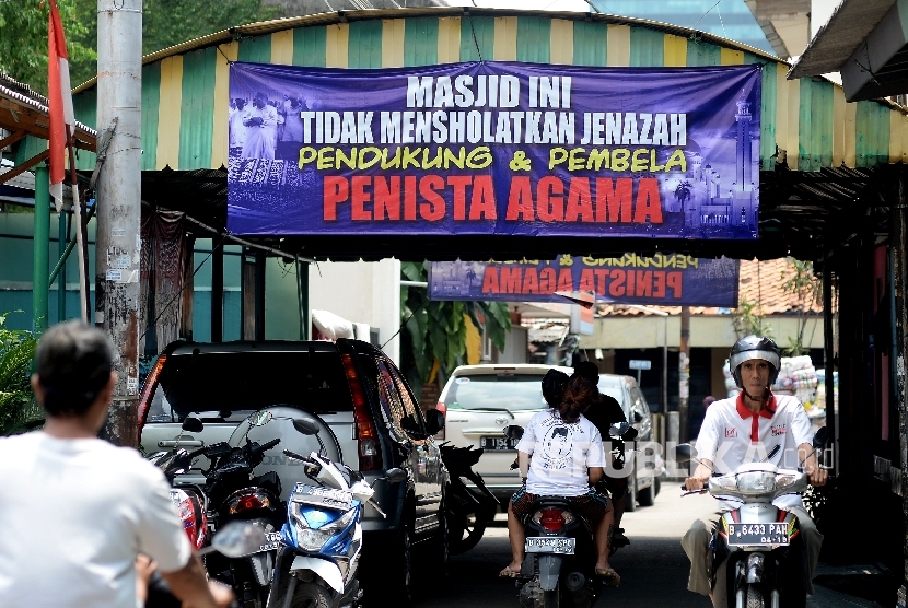 Pengendara melintas di bawah spanduk larangan menyalatkan jenazah penista agama yang terpasang di Masjid Al-Jihad, Setiabudi, Jakarta (Ilustrasi)