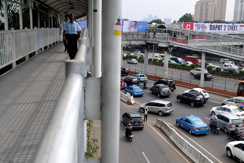 Pengendara melintas di dekat akses masuk Plaza Semanggi, Jalan Gatot Subroto, Jakarta Pusat,Senin (2/12).