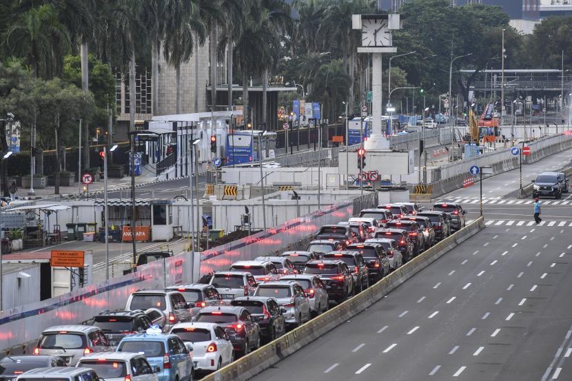 Pengendara melintas di dekat area proyek MRT Jakarta fase 2A CP 201 di Jalan M.H. Thamrin, Jakarta, Jumat (26/2/2021). Pengerjaan Proyek MRT Jakarta fase 2A CP 201 Stasiun Thamrin dan Monas dengan jalur sepanjang 2,7 kilometer itu telah mencapai 11,225 persen per 25 Februari 2021 dan ditargetkan selesai pada Maret 2025