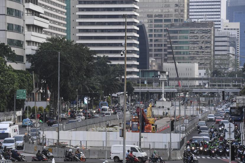 Pengendara melintas di dekat area proyek MRT Jakarta fase 2A CP 201 di Jalan M.H. Thamrin, Jakarta, Jumat (26/2/2021). Pengerjaan Proyek MRT Jakarta fase 2A CP 201 Stasiun Thamrin dan Monas dengan jalur sepanjang 2,7 kilometer itu telah mencapai 11,225 persen per 25 Februari 2021 dan ditargetkan selesai pada Maret 2025.