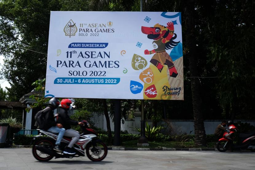 Pengendara melintas di dekat baliho bergambar logo dan maskot ASEAN Para Games 2022 di Solo, Jawa Tengah, Kamis (21/7/2022). Ketua Pelaksana Indonesia National Paralympic Organization Comittee (Inaspoc) Gibran Rakabuming Raka memberikan izin pemakaian logo ASEAN Para Games 2022 tanpa dikenai biaya lisensi bagi para pelaku UMKM guna mendorong penjualan produk dan pertumbuhan ekonomi. 