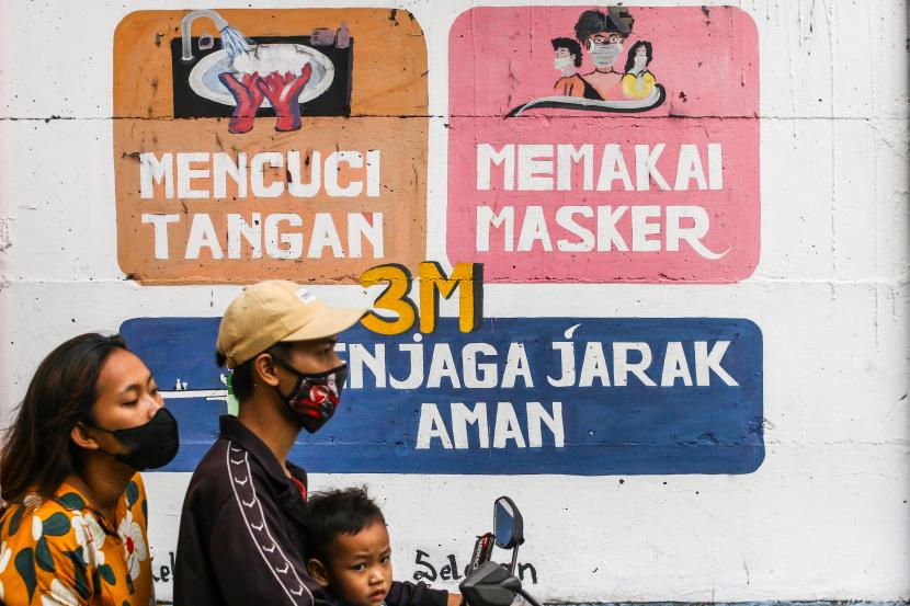 Pengendara melintas di dekat mural bertemakan COVID-19 di Petamburan, Jakarta, Rabu (21/7/2021). Berdasarkan data Kemenkes RI, pada hari pertama perpanjangan Pemeberlakuan Pembatasan Kegiatan Masyarakat (PPKM) kasus COVID-19 di Indonesia kembali menurun dari 38.325 orang menjadi 33.772 orang per hari.