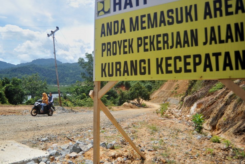 Pengendara melintas di jalan akses wisata ke Nagari Mandeh, Pesisir Selatan, Sumatera Barat, Selasa (3/7).