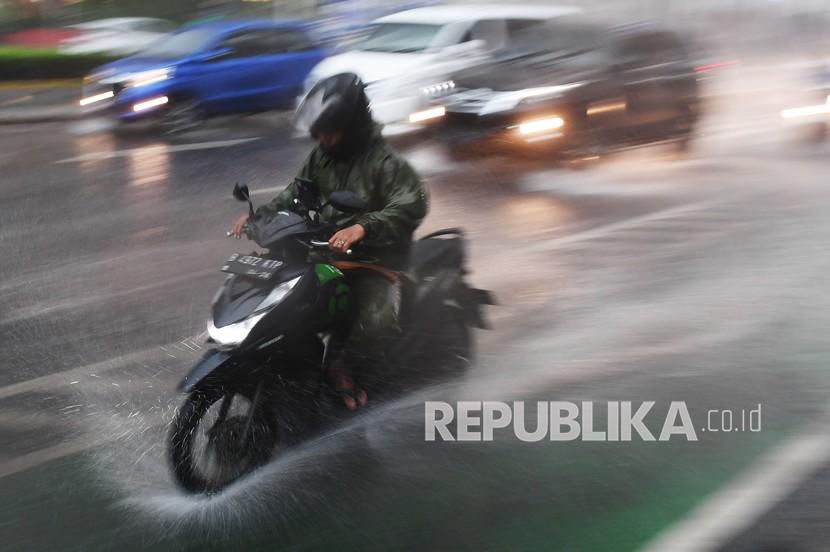 Pengendara melintas di jalan saat hujan di kawasan Bundaran Hotel Indonesia, Jakarta (ilustrasi).