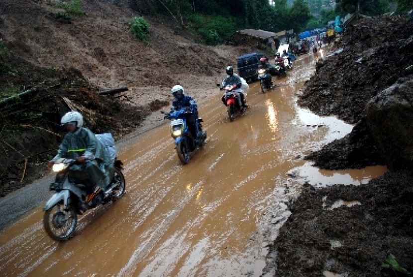 Pengendara melintas di Kampung Sungapan Desa Sadu, Kecamatan Soreang, Kabupaten Bandung, Selasa (20/11).