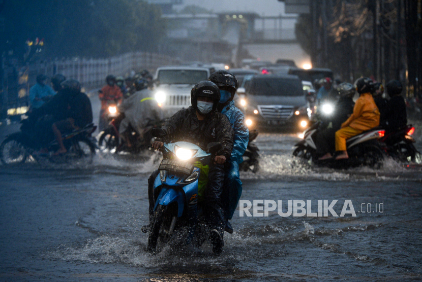 Pengendara melintasi genangan air yang menutupi ruas jalan di kawasan Mampang Prapatan, Jakarta beberapa waktu lalu. Persoalan banjir diharapkan tak akan lagi muncul di Ibu Kota Negara yang baru.  