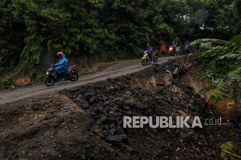 Jalan utama penghubung Bandung-Cianjur, Jawa Barat, tepatnya di Kecamatan Pasirkuda, Cianjur, sudah dapat dilalui secara bergantian karena upaya menyingkirkan material longsoran masih terkendala alat berat. 