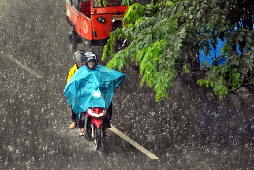 Pengendara menembus hujan deras di kawasan Kramat, Jakarta Pusat, Rabu (2/7).