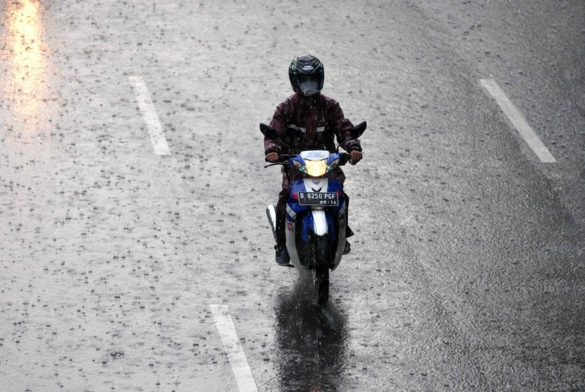 Pengendara menembus hujan deras di kawasan Kramat, Jakarta Pusat, Rabu (2/7). 