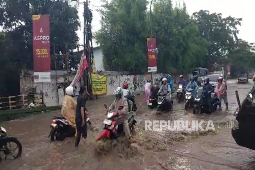 Detik-detik Sepeda Motor Nyaris Terseret Banjir dan Bus Mogok karena Banjir di Cimahi