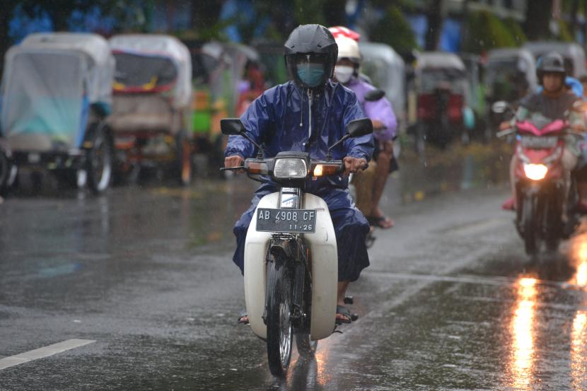 Pengendara menggunakan ponco saat hujan di kawasan Ngabean, Yogyakarta, Rabu (28/12/2022).