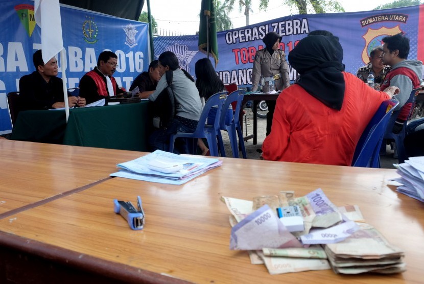 Pengendara mengikuti sidang tilang di tempat pada Operasi Zebra Toba 2016, di Medan, Sumatera Utara, Kamis (17/11). 